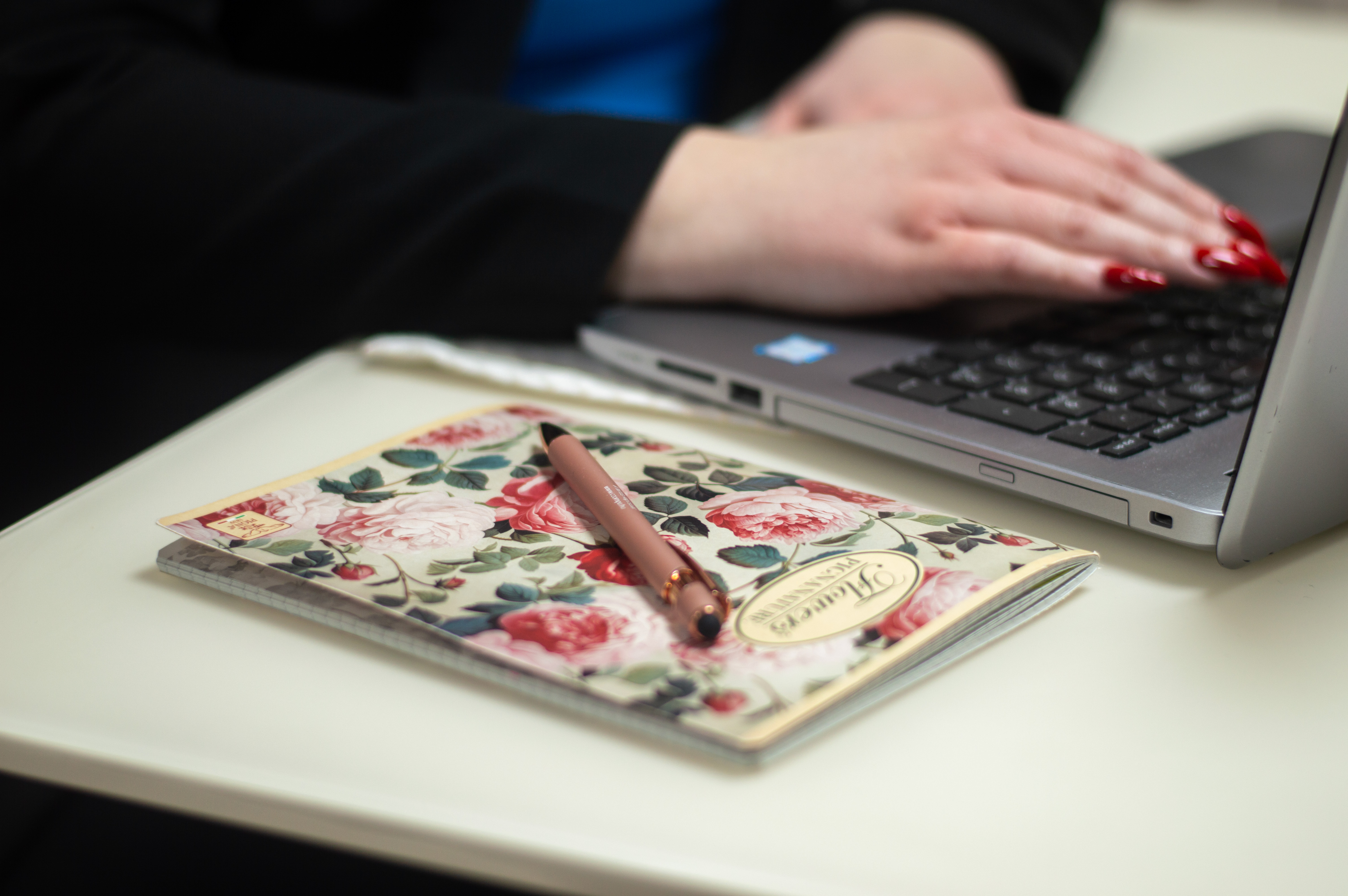 Laptop és jegyzetfüzet